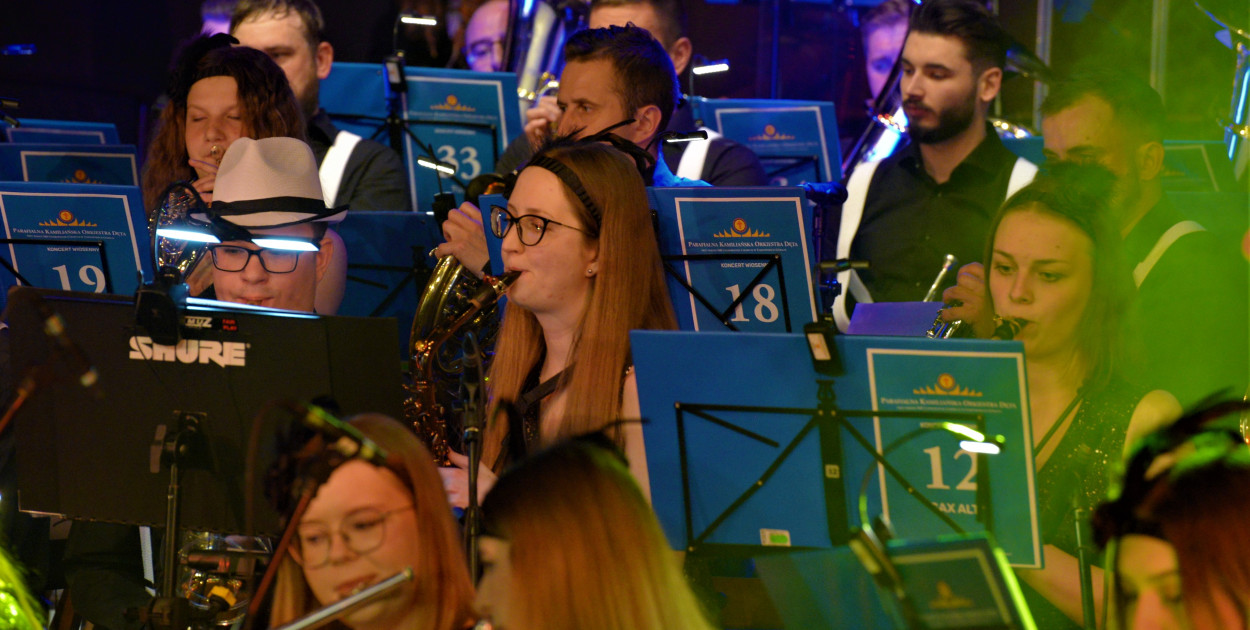 Parafialna Kamiliańska Orkiestra Dęta z Tarnowskich Gór i koncert  Let"s swing with Kamilianie. Fot. Jarosław Myśliwski