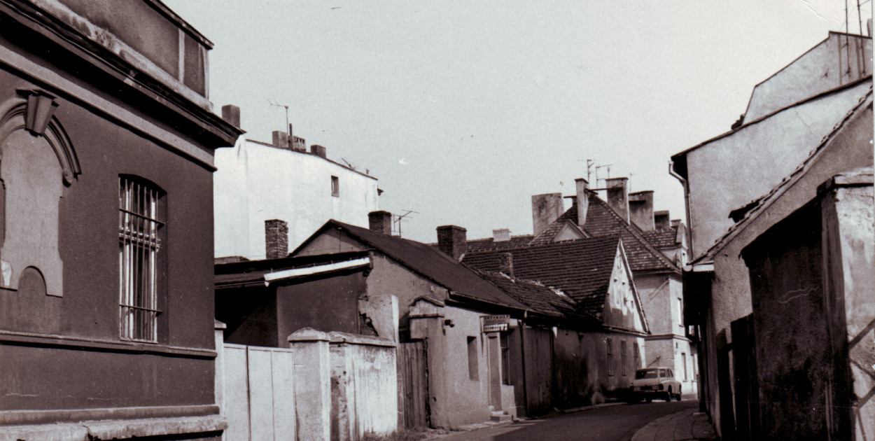 Tarnowskie Góry, ul. Lompy. Z lewej strony widać fragment budynku mykwy (rytualna łaźni żydowskiej). Fotografia z lat. 70.  Fot. Archiwum Stowarzyszenie Miłośników Ziemi Tarnogórskiej