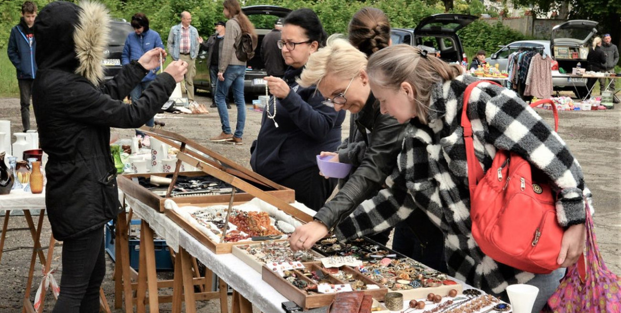 Pchle targi przeprowadzają się z targowiska przy ul. Cebuli na parking przy ul. Sienkiewicza w Tarnowskich Górach. Fot. Jarosław Myśliwski