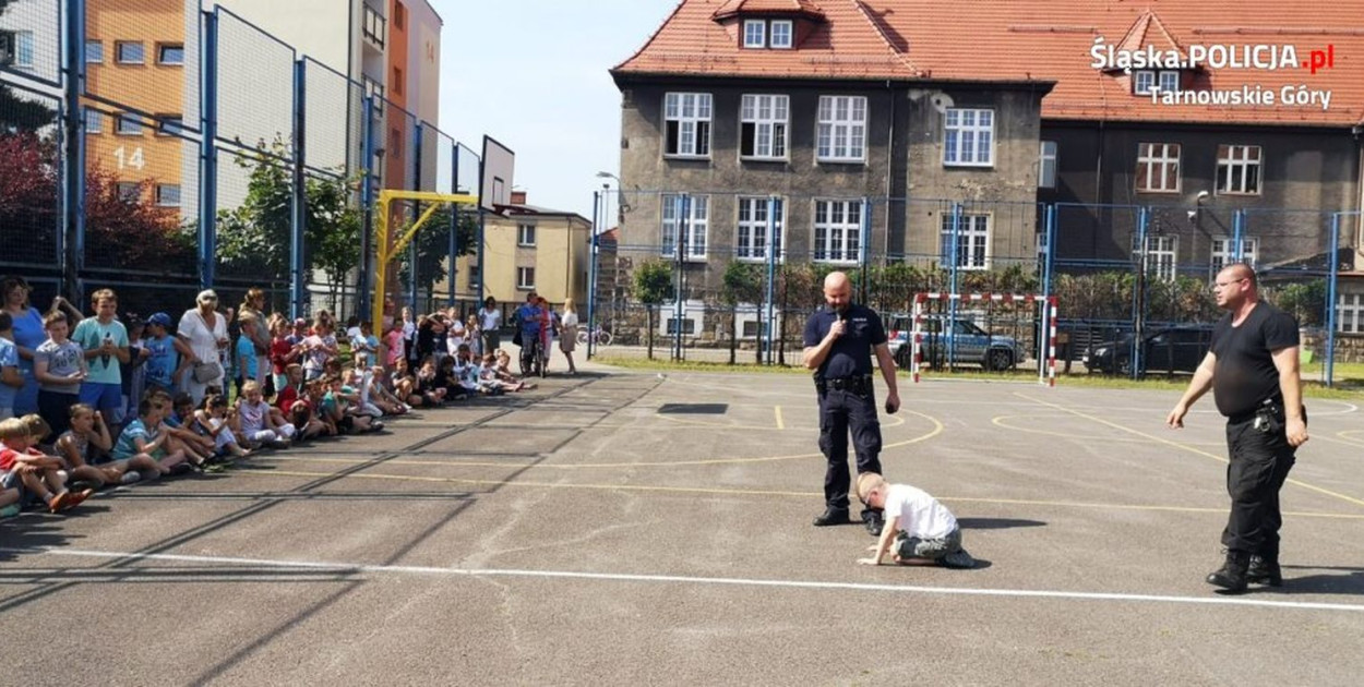 Przeprowadzić mają się dzieci z młodszych klas. Na zdjęciu zajęcia z policjantami zorganizowane w Szkole Podstawowej nr 1 w Radzionkowie. fot. Archiwum policji