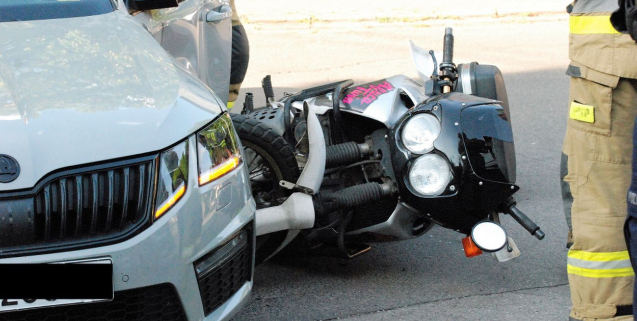 Do jednej z poniedziałkowych kolizji z udziałem motocyklisty doszło na skrzyżowaniu ul. Kościuszki i Bończyka w Tarnowskich Górach. Fot. Jarosław Myśliwski