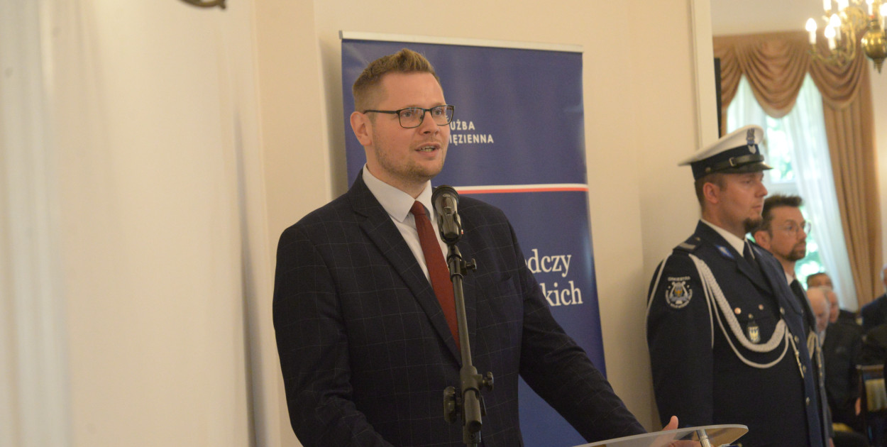 Dzisiaj odbyła się uroczystość nadania sztandaru Aresztowi Śledczemu w Tarnowskich Górach. Do Pałacu w Rybnej przybyli m.in. wiceminister sprawiedliwości Michał Woś, dyrektor generalny Służby Więziennej gen. Jacek Kitliński i Józef Kubica, dyrektor generalny Lasów Państwowych. Fot. Jarosław Myśliwski