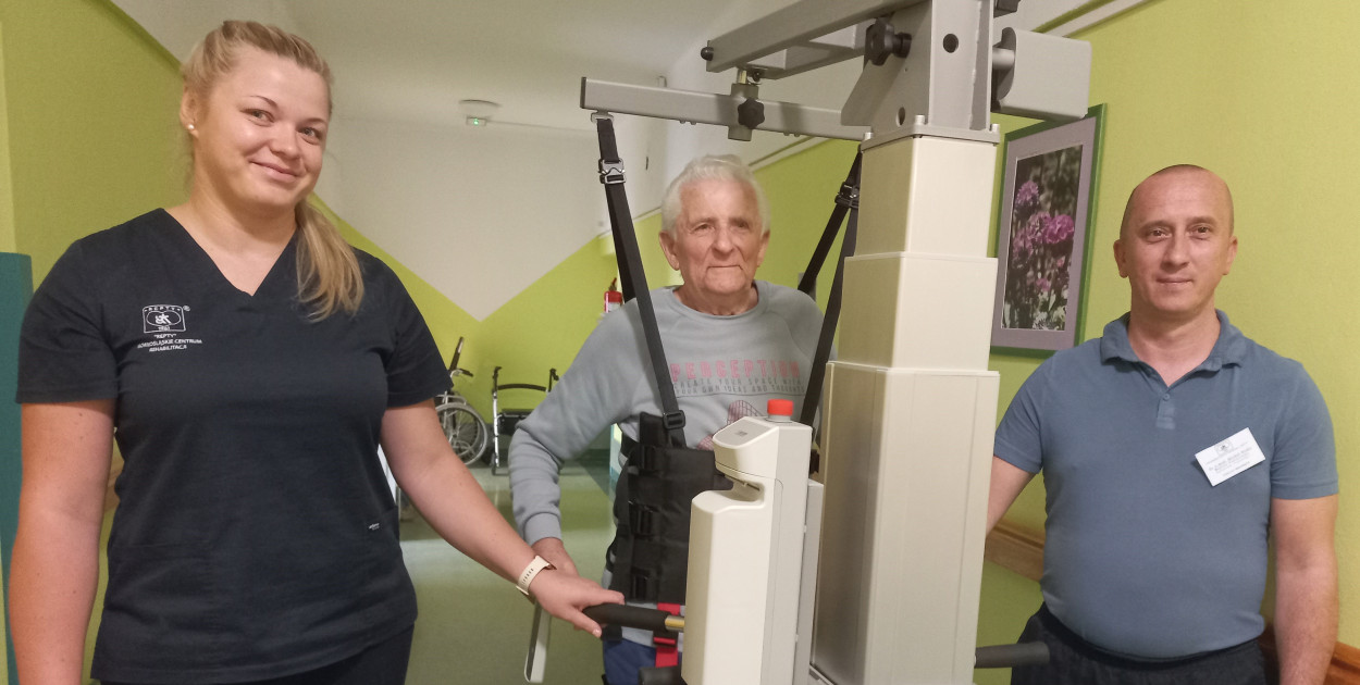 Nowy sprzęt w GCR Repty. Na zdjęciu pacjent pan Zdzisław, dr n. med. Michał Wyder i fizjoteraputka Sylwia Grodzicka. Fot. Archiwum GCR
