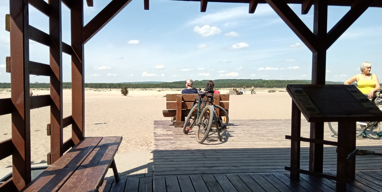 Pustynia Błędowska. Róża Wiatrów to dobre miejsce na odpoczynek w czasie pieszych wędrówek czy rowerowych eskapad. Fot. Jarosław Myśliwski 