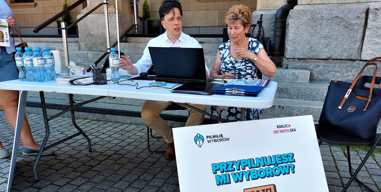 Poseł Głogowski i akcja Pilnuję wyborów. Na miejscu można było zgłosić swój udział w akcji. Fot. Jarosław Myśliwski