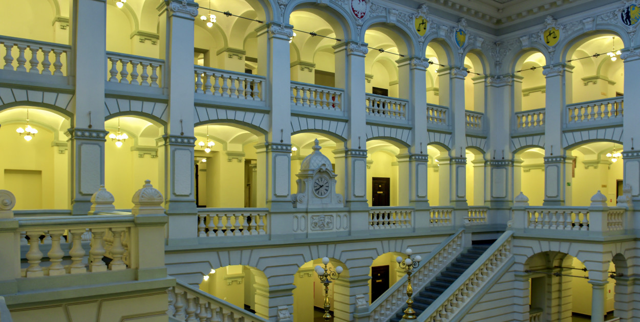 Perła architektury miejskiej - krużgankowy dziedziniec Sądu Rejonowego w Bytomiu 