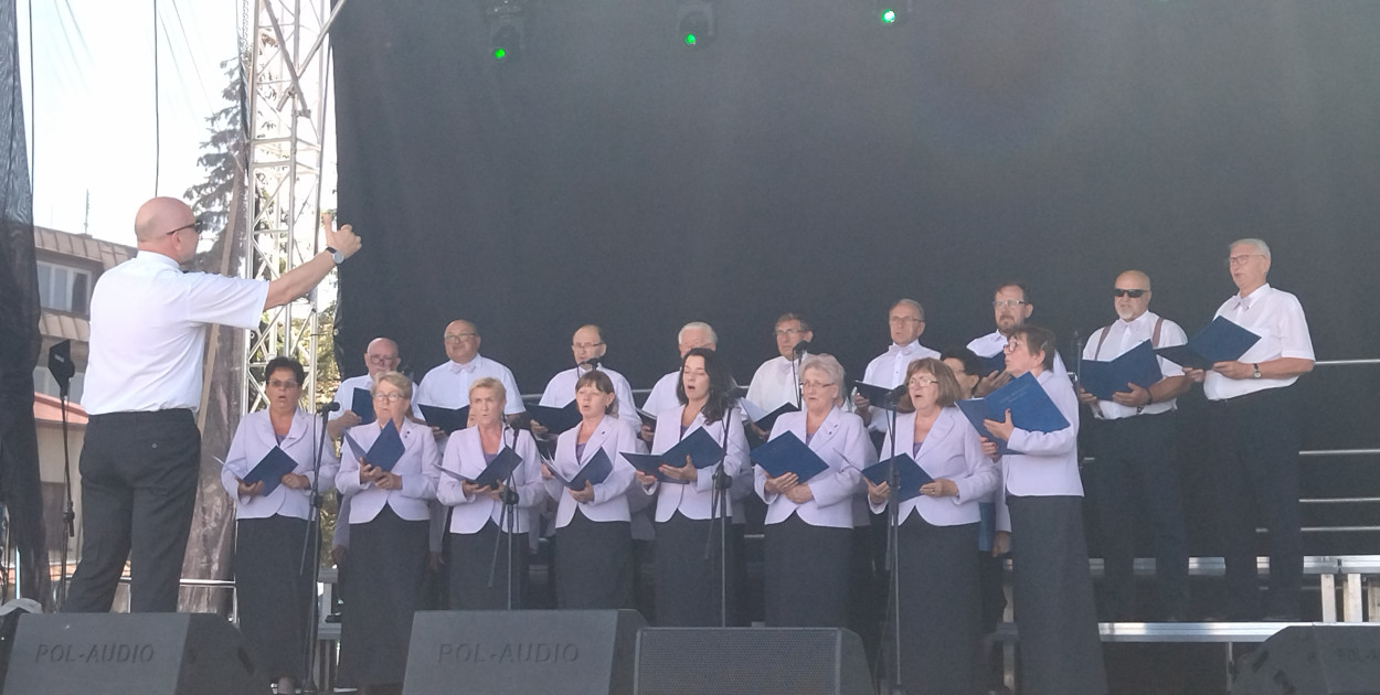 Punktem kulminacyjnym pobytu chóru Słowiczek w Olsztynie był występ na Festiwalu Sztuki i Wina. Fot. Archiwum Chóru Słowiczek