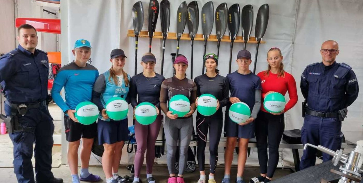 Dzielnicowi spotkali się z kajakarzami. Fot. Archiwum policji