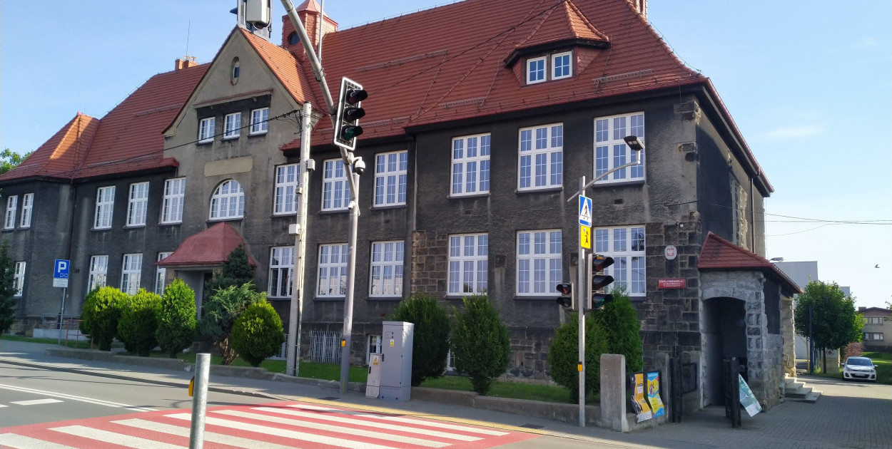 W budynku przy ul. Knosały nie będzie już szkoły podstawowej. W całości zajmie go przedszkole. Fot. Elżbieta Kulińska 