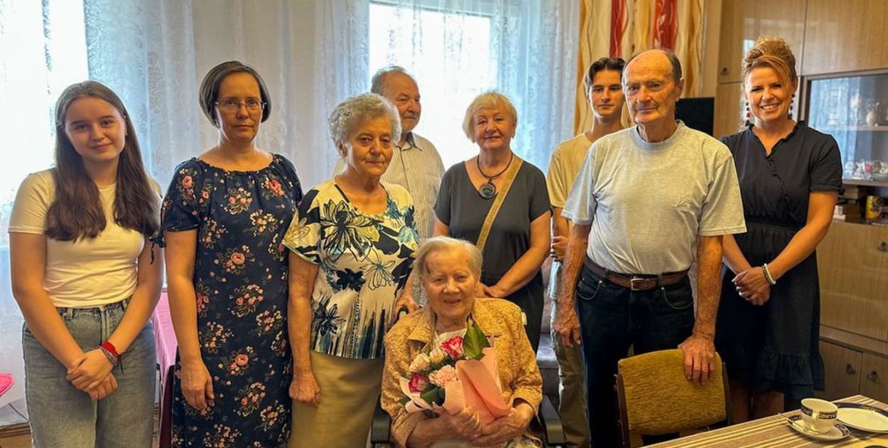 Jubilatka Jadwiga Fik z rodziną i kierowniczką USC. Fot. Archiwum UM Tarnowskie Góry