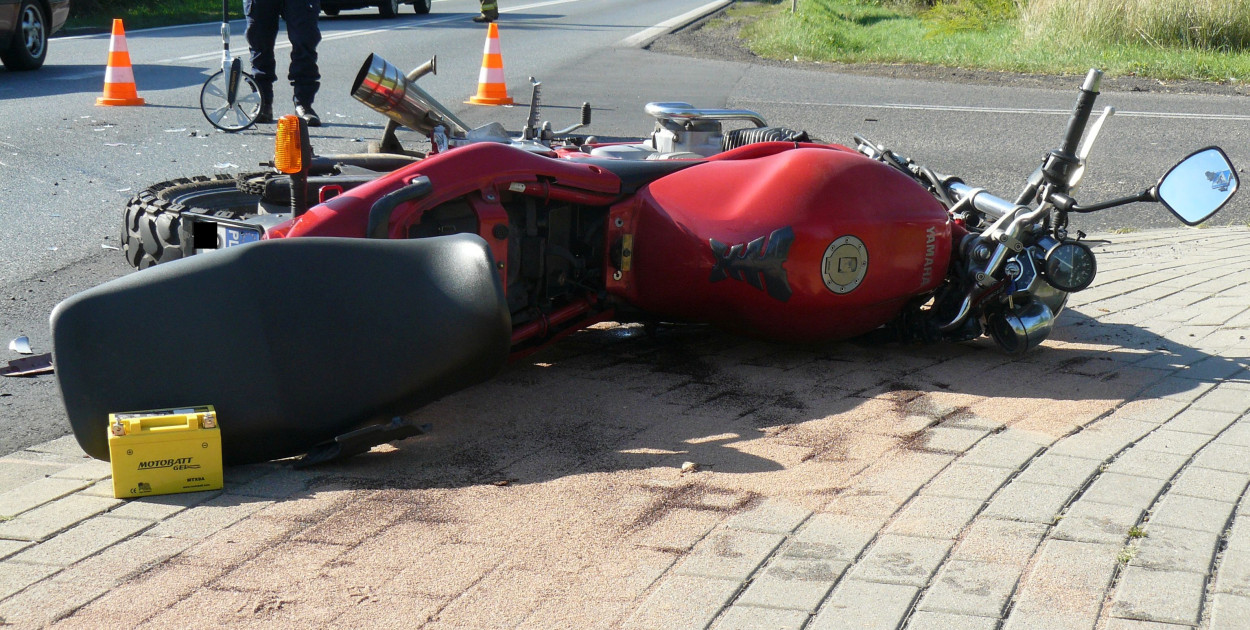 W czwartek na skrzyżowaniu obwodnicy z ul. Gruzełki w Tarnowskich doszło do zderzenia motocykla z samochodem osobowym. Kierowca auta nie zastosował się do znaku stop. Fot. Agnieszka Reczkin