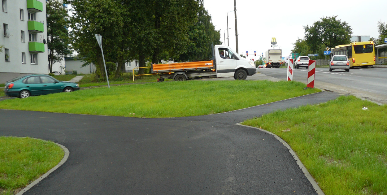 W miejsce drogi wyjazdowej z osiedla zbudowano ścieżkę rowerową. Fot. Agnieszka Reczkin