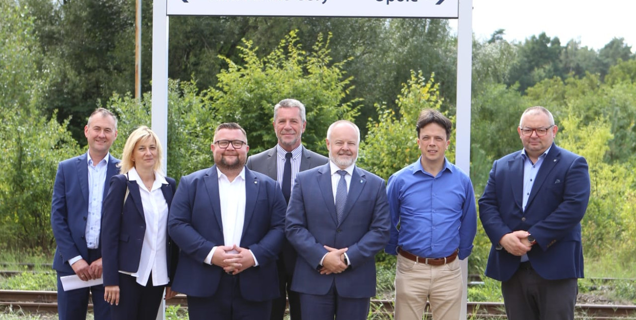 Na peronie dworca PKP w Zawadzkiem odbyła się konferencja prasowa. Fot. Archiwum UM Województwa Opolskiego 