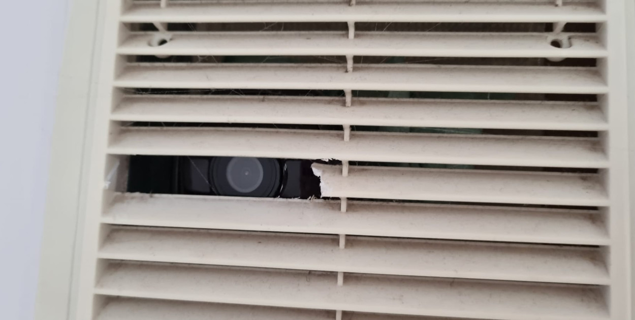 Pracownicy pokazują nam zdjęcia kamery, która miała być zamontowana w kratce wentylacyjnej w kuchni. Dyrektor przedszkola zapewnia, że do takiej sytuacji nie doszło. Fot. Archiwum pracowników