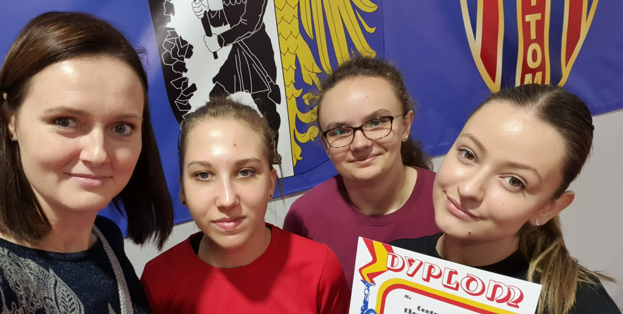 Ekonomik reprezentowały Aleksandra Gołębiowska, Magdalena Świętek oraz Patrycja Filozof. Opiekunką reprezentacji była Agata Światły. Fot. Archiwum szkoły