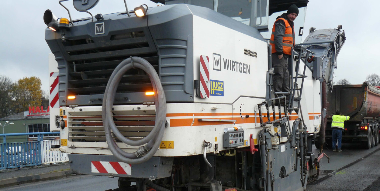 Dziś i w najbliższych dniach kierowcy muszą się liczyć z utrudnieniami w ruchu na wiadukcie na ul. Nakielskiej w Tarnowskich Górach. Fot. Agnieszka Reczkin