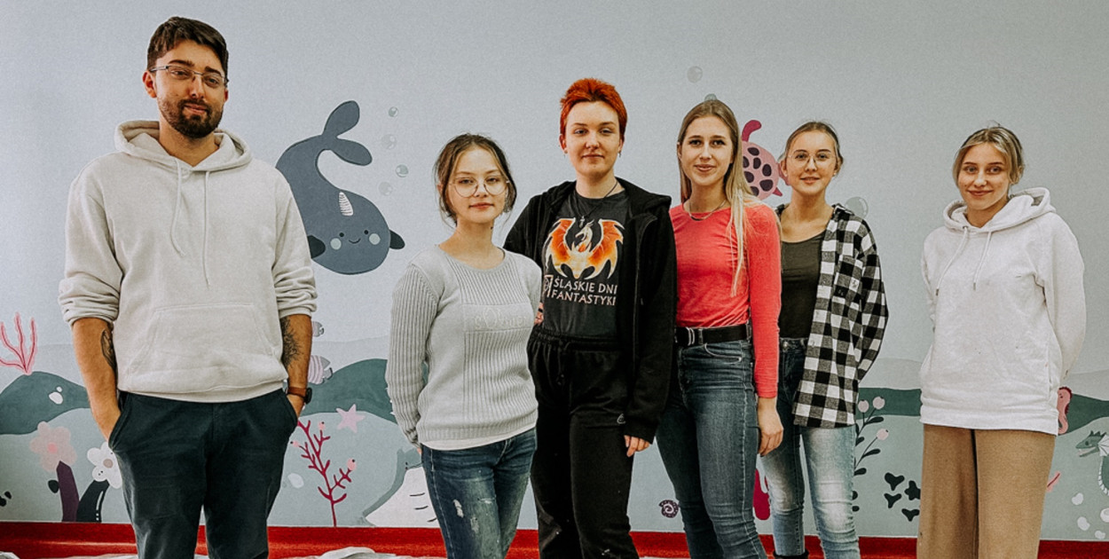 Uczennice Zespołu Szkół Artystyczno-Projektowych w Tarnowskich Górach namalowały mural na ścianie szkoły rodzenia. Fot. Archiwum szkoły