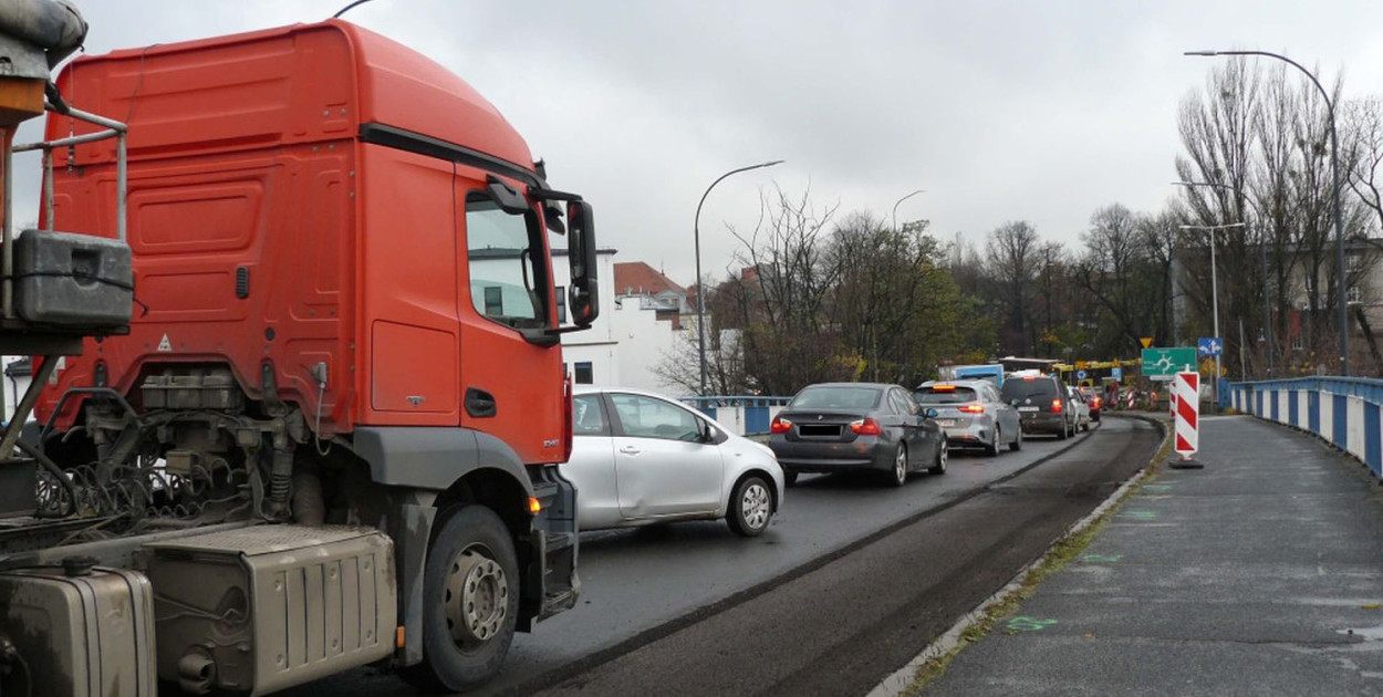 Na ul. Nakielskiej zerwano stary asfalt, przyszedł czas na położenie nowego. Fot. Agnieszka Reczkin