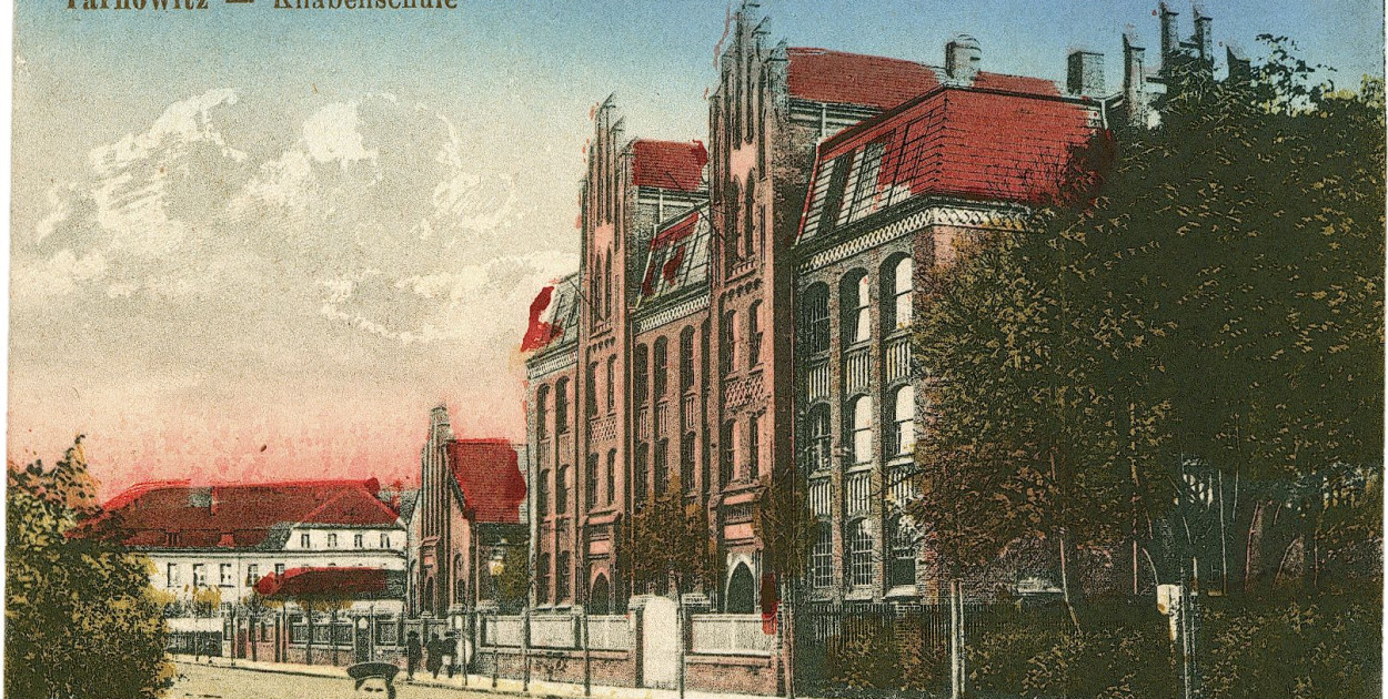 Widokówka z początku XX w. przedstawiająca budynek dawnej Szkoły Podstawowej nr 1. Wcześniej była tam szkoła niemiecka. Ze zbiorów Beaty i Jacka Kalke