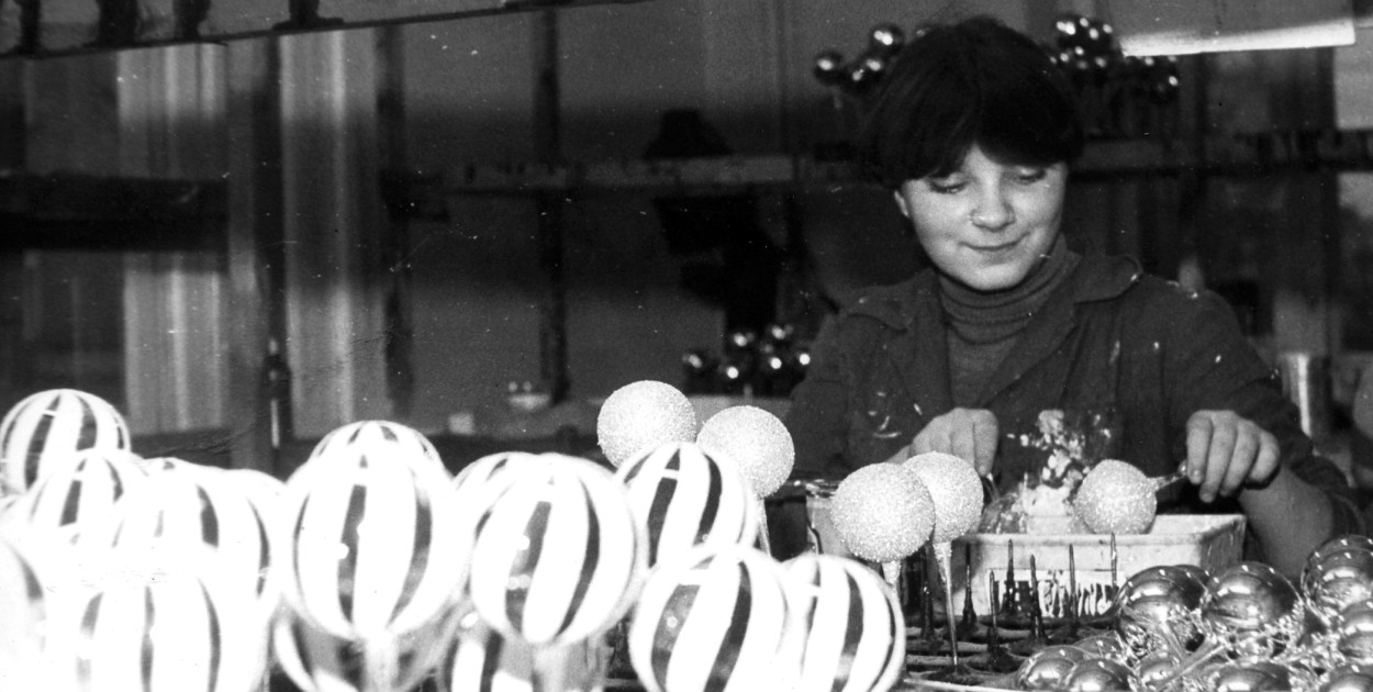 Malowanie czy też dekorowanie odbywało się w sposób mechaniczny i ręczny, a na koniec gotowe produkty trzeba było bardzo starannie zapakować, obchodząc się z nimi jak z przysłowiowym jajkiem. Fot. Archiwum Gwarka 