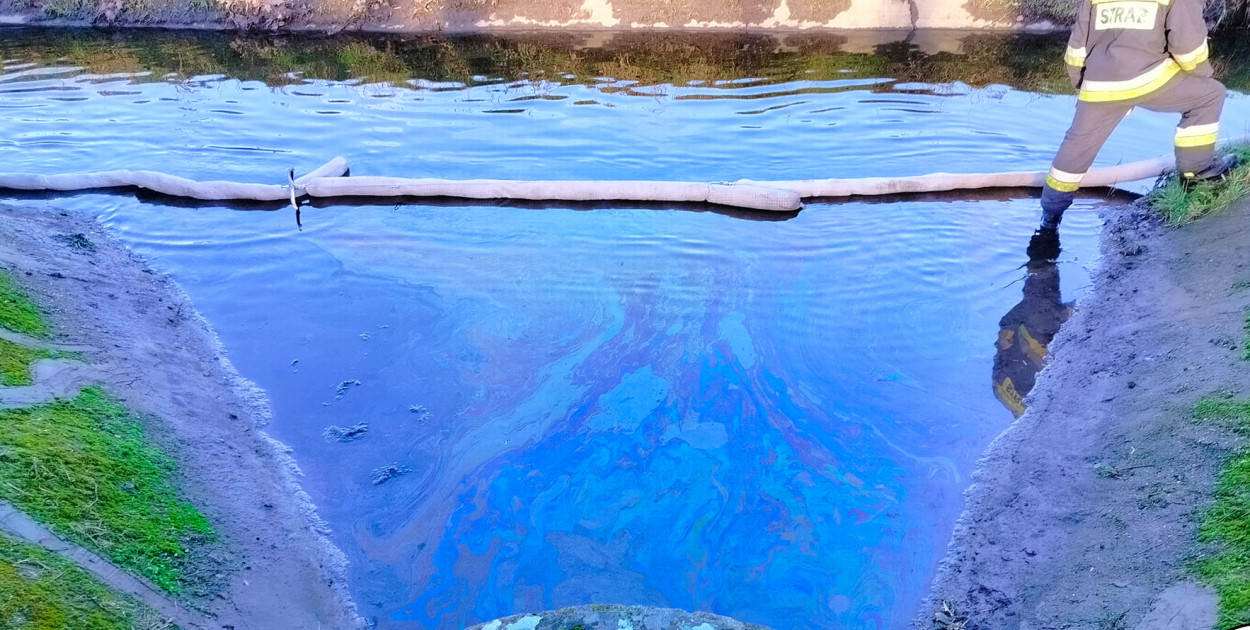 Tarnowskie Góry. Skażenie rzeki. Wezwano WIOŚ i policję. Fot. OSP Tworóg