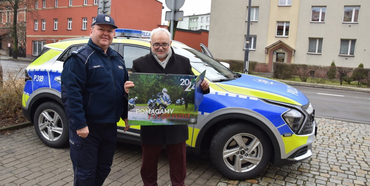 Komendant insp. Sławomir Bylicki odebrał nowy radiowóz od burmistrza Tarnowskie Góry Arkadiusza Czecha. Fot. Archiwum KPP w Tarnowskich Górach 