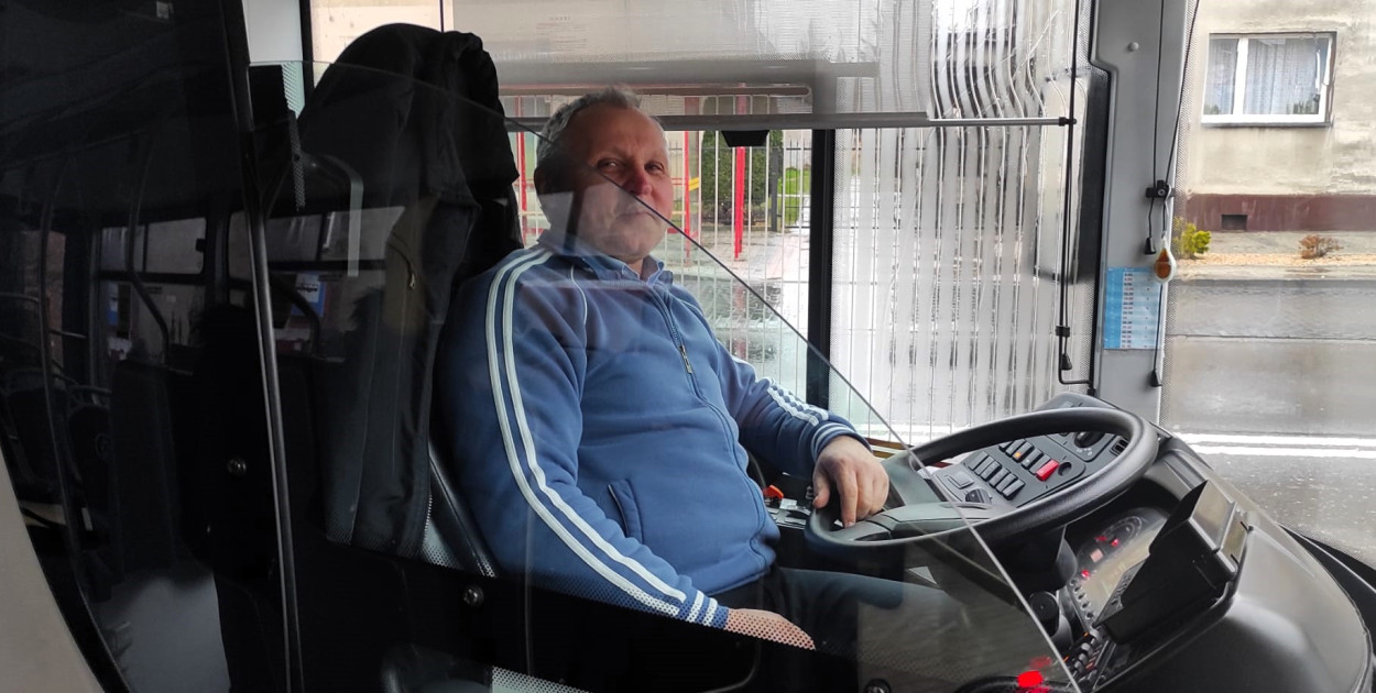 Pan Mirek idzie na emeryturę. Pasażerowie chcą go pożegnać. Fot. Jan Lipka