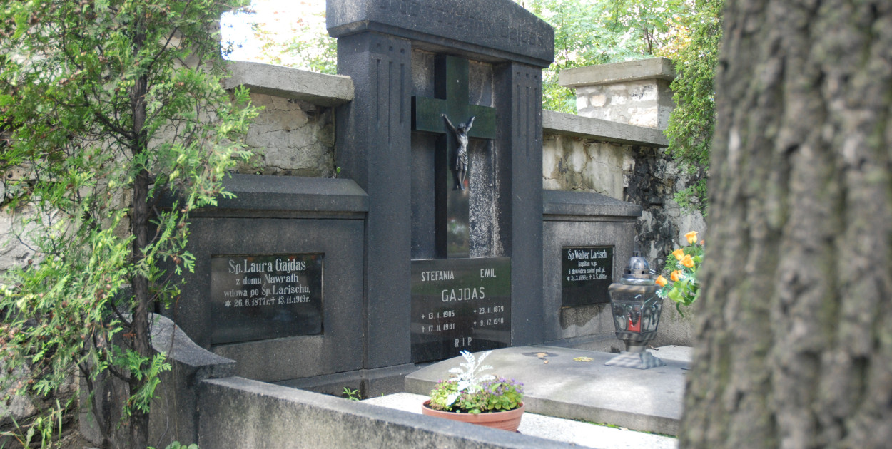 Przy murze obok drogi, niedaleko miejsca gdzie znajduje się kamień graniczny z pola górniczego, znajduje się grób rodziny Gajdasów. Fot. Jarosław Myśliwski