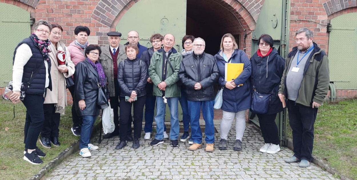 Wnukowie i prawnukowi Jana Buszki pojechali do Fortu VII w Poznaniu. To ostatnie miejsce, w którym przebywał ich dziadek. Fot. Dziieki uprzejmości B. Gwóźdź