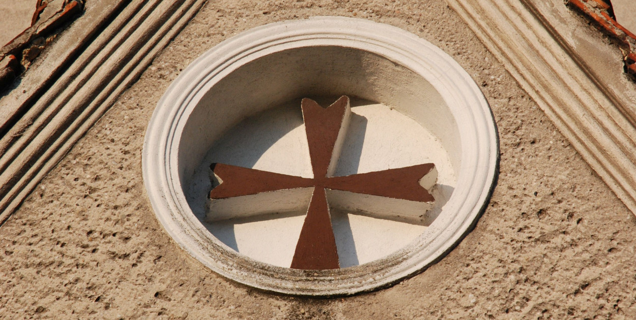 Nad wejściem do kościoła znajduje się czerwony krzyż, a ten był godłem templariuszy. Fot. Archiwum Gwarka