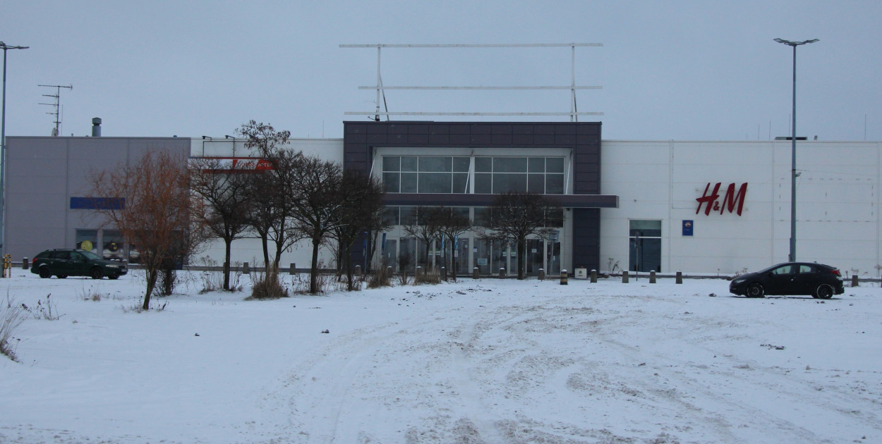 Tesco przy ul. Zagórskiej zamknięto w połowie 2021 roku. Obecnie działają tam dwa punkty. Fot. Alicja Jurasz