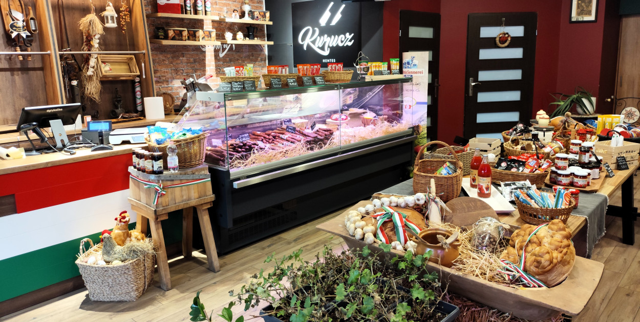 Na klientów czeka szeroki wybór kiełbas, past warzywnych, win, makaronów i węgierska kawa