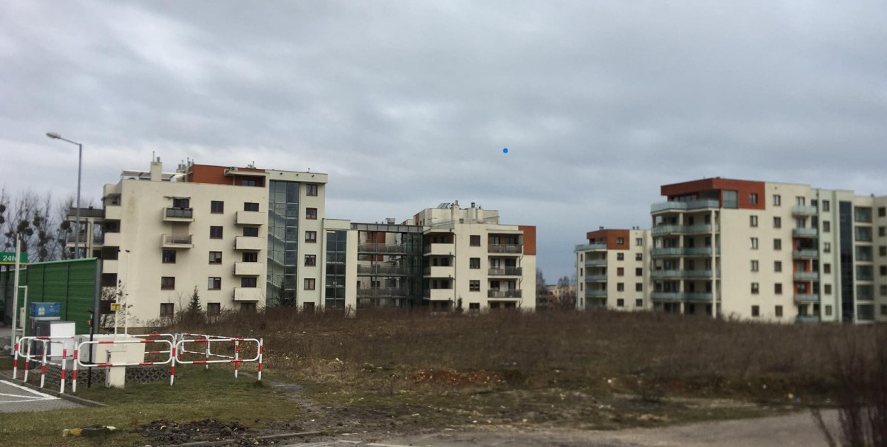 Centrum handlowe w Lasowicach ma powstać na działce między Lidlem, marketem i osiedlem. Fot. Marcin Rupik 