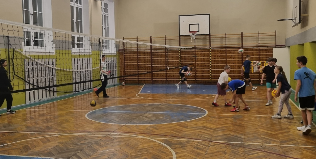 Treningi siatkówki w Chemiku. Fot. Archiwum Stowarzyszenia Aktywni 