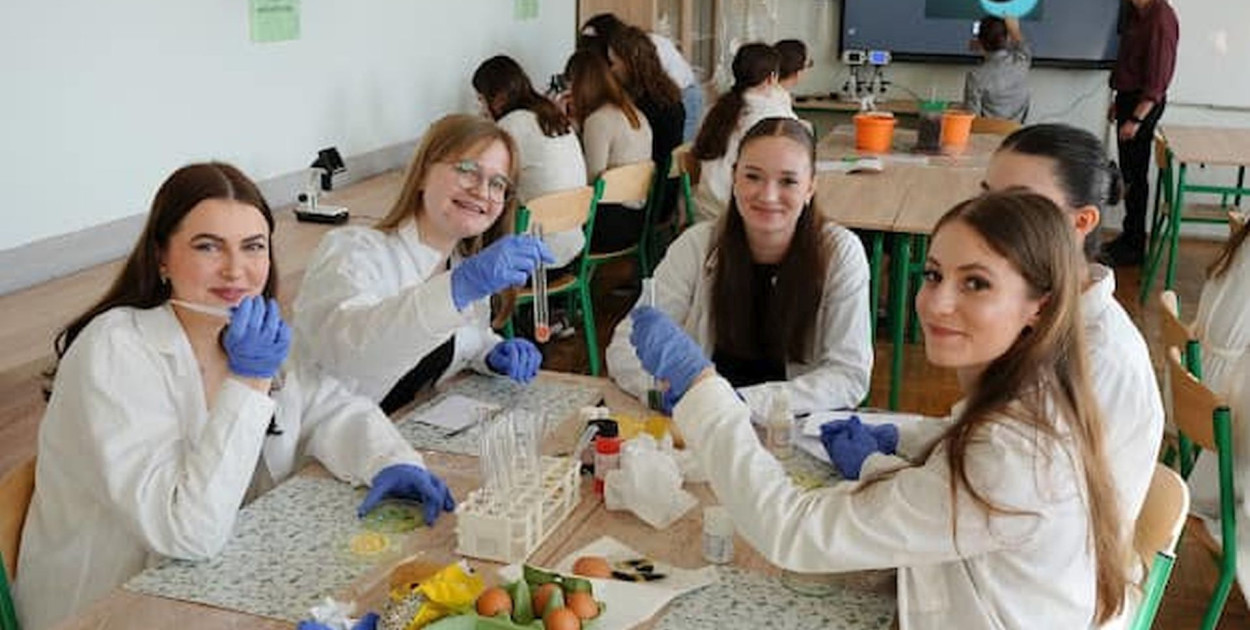 Zielona Pracownia powstała m.in. w Liceum Ogólnokształcącym im. S. Sempołowskiej w Tarnowskich Górach. Oficjalne otwarcie odbyło się 14 lutego i zostało połączone z doświadczeniami oraz pokazem nowego sprzętu. Możliwości edukacyjne "EKOSEMPY", bo tak nazywa się nowa pracownia, przedstawiała klasa 3B biologiczno-chemiczna pod okiem nauczyciela biologii Marcina Howańca i dyrektor Barbary Gierak-Pawlak. Fot. LO im. Sempołowiskiej 