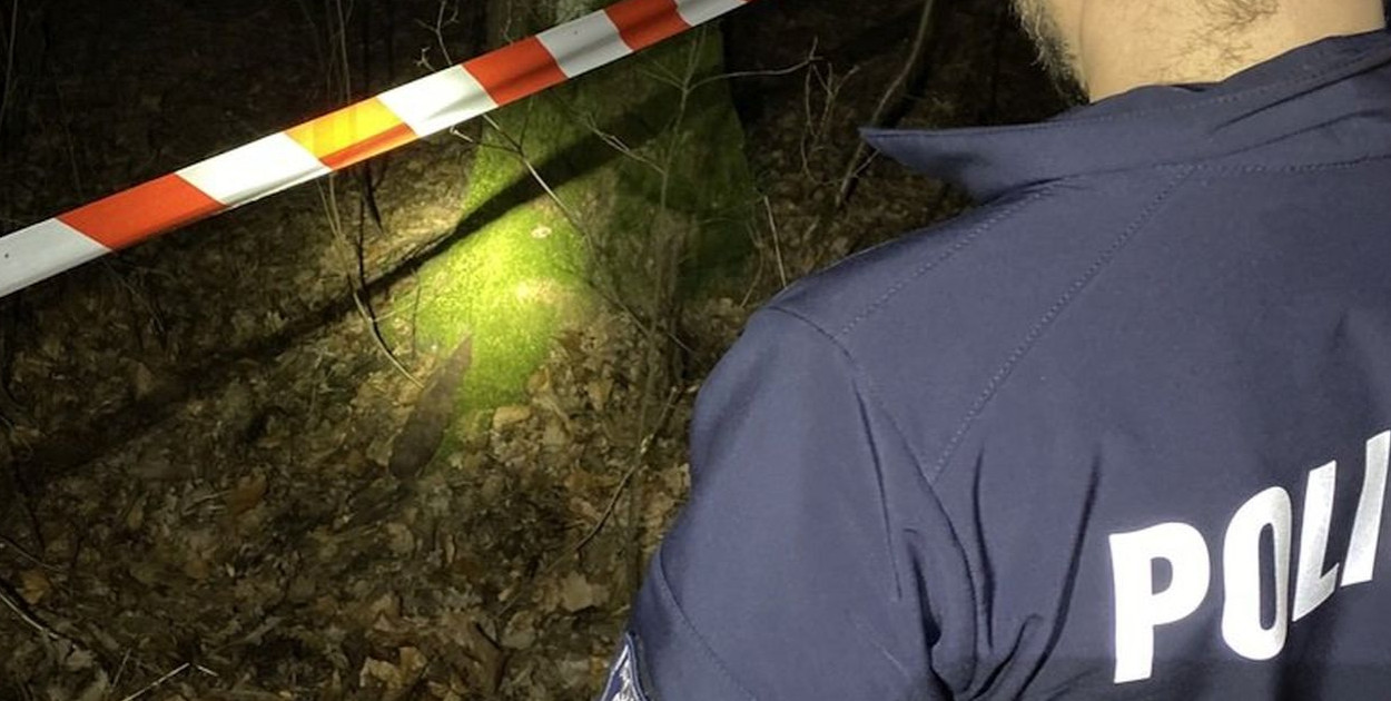 Policja z Tarnowskich Gór pilnuje niewybuchu. Czeka na saperów. Fot. Policja Tarnowskie Góry