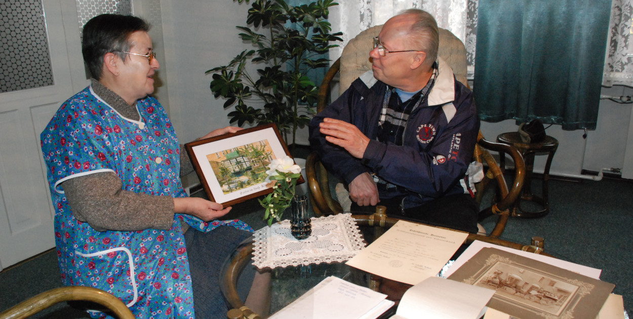 Elżbieta Orlińska i Franciszek Wiegand wspominają tarnogórską wytwórnię samochodów. Fot. Gabriel Kessner