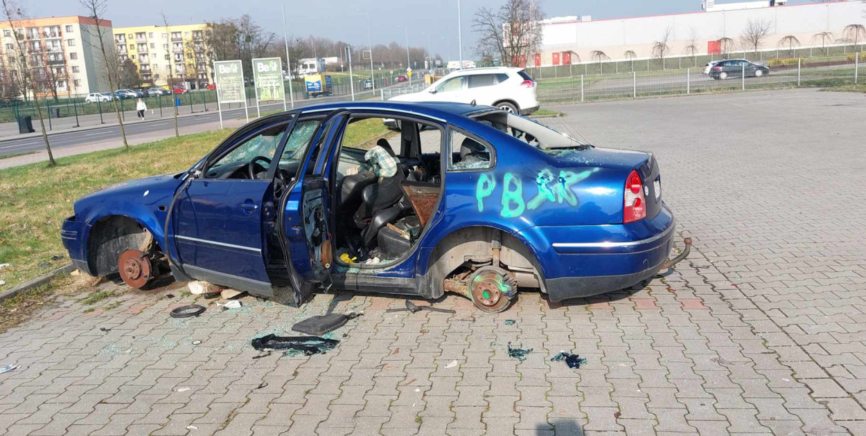 Na parkingu przy ul. Unii Europejskiej w Radzionkowie stoi wrak samochodu. Fot. Elżbieta Kulińska 