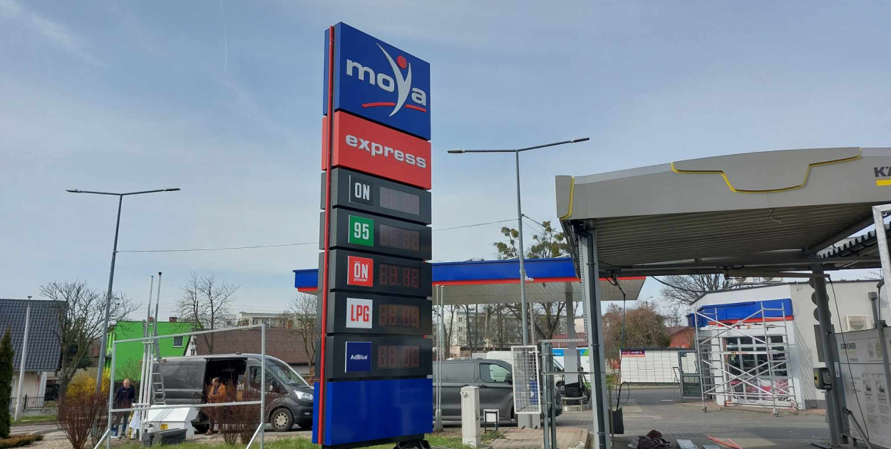 Stacja ma już nowy szyld. Fot. Agnieszka Reczkin 