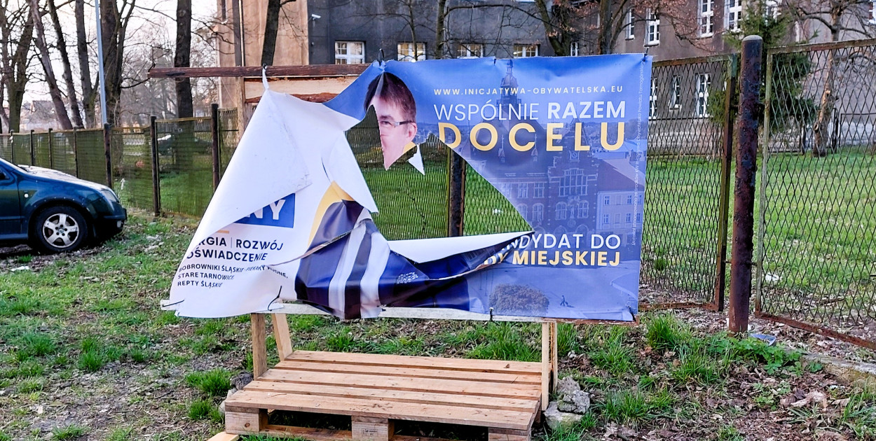 Tarnowskie Góry. Zniszczony baner kandydata Inicjatywy  Obywatelskiej przy skrzyżowaniu ulic Wyspiańskiego i Cebuli.  Fot. Jarosław Myśliwski