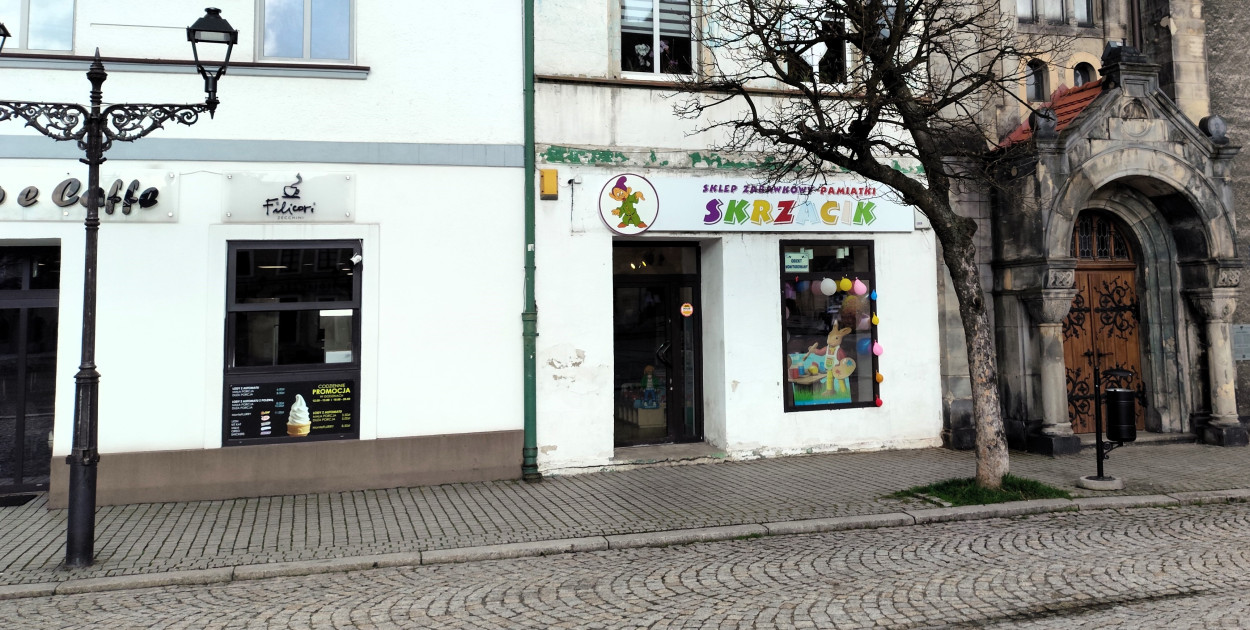 Z pozoru skromna witryna sklepowa zdecydowanie nie zapowiada tego, czego można spodziewać się po otwarciu drzwi. Wewnątrz Klientów witają przestronne pomieszczenia i wysokie półki pełne zabawek. Fot. Agnieszka Gabała