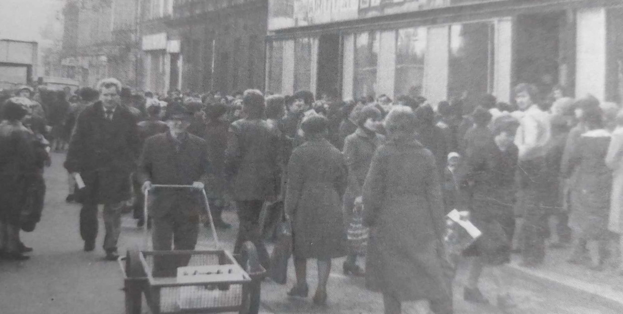 Tarnowskie Góry, Krakowska. Kolejka do Delikatesów. Fot. Archiwum Gwarka