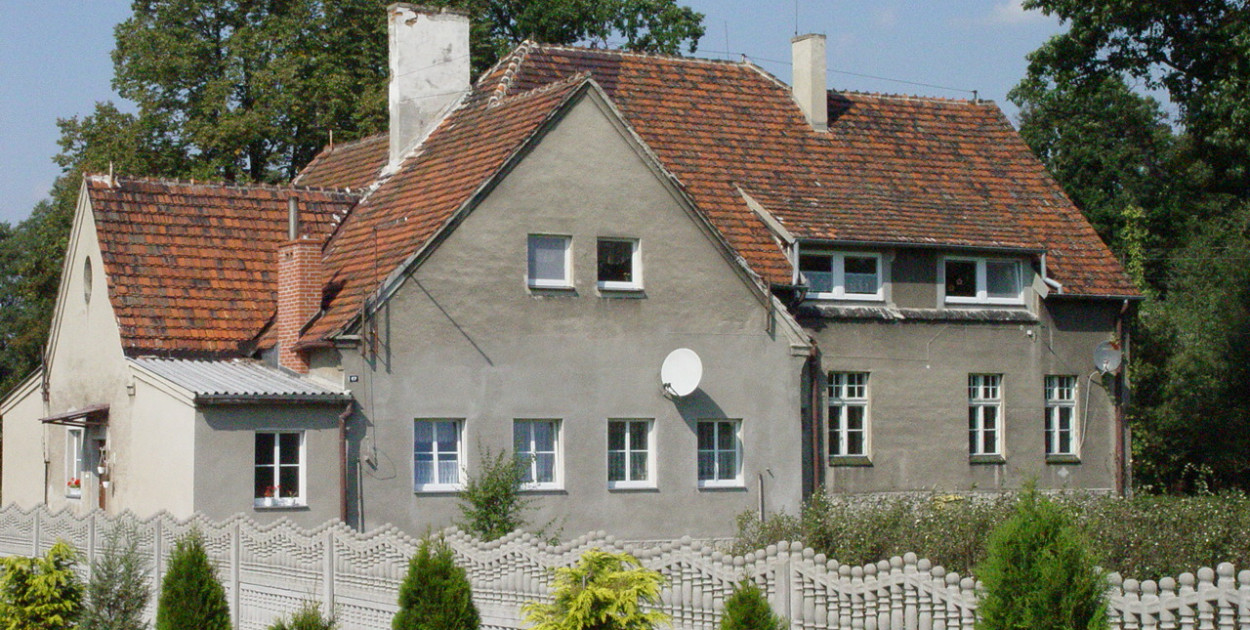 Szkoła w Brynku zamieniona na mieszkania. Fot. Gabriel Kessner