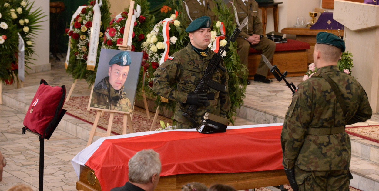 Dzisiaj w Tarnowskich Górach odbył się pogrzeb tragicznie zmarłego Adriana Podlesia. Żołnierza 5. Pułku Chemicznego z Tarnowskich Gór żegnały tłumy.  Fot. Jarosław Myśliwski