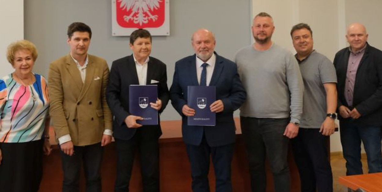 10 kwietnia podpisano umowę na budowę hali sportowej w Kaletach. Fot. UM Kalety 