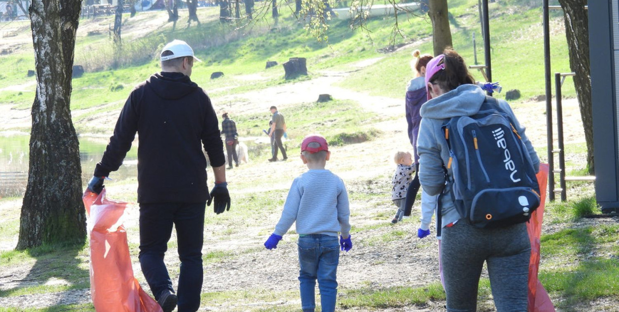 Sprzątanie nad zalewem w ubiegłym roku. Fot. Archiwum UG Świerklaniec