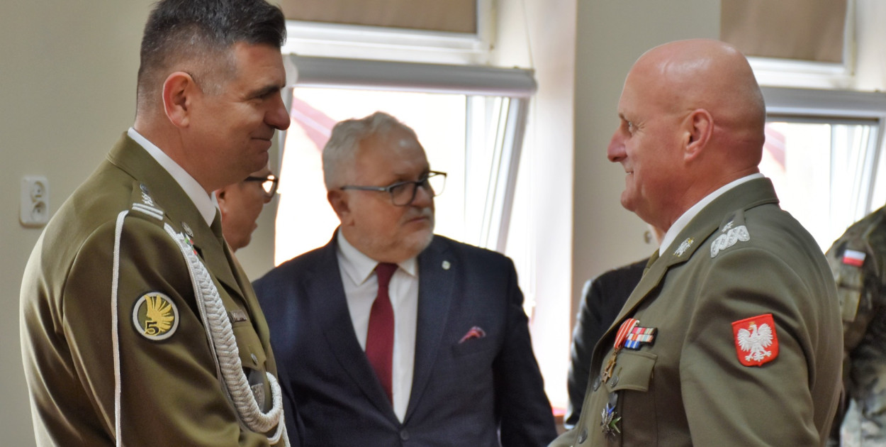 Wczoraj płk Juliusz Sawicki (z lewej) przejął dowodzenie w 5. Pułk Chemiczny w Tarnowskich Górach. Fot. Starostwo Powiatowe w Tarnowskich Górach