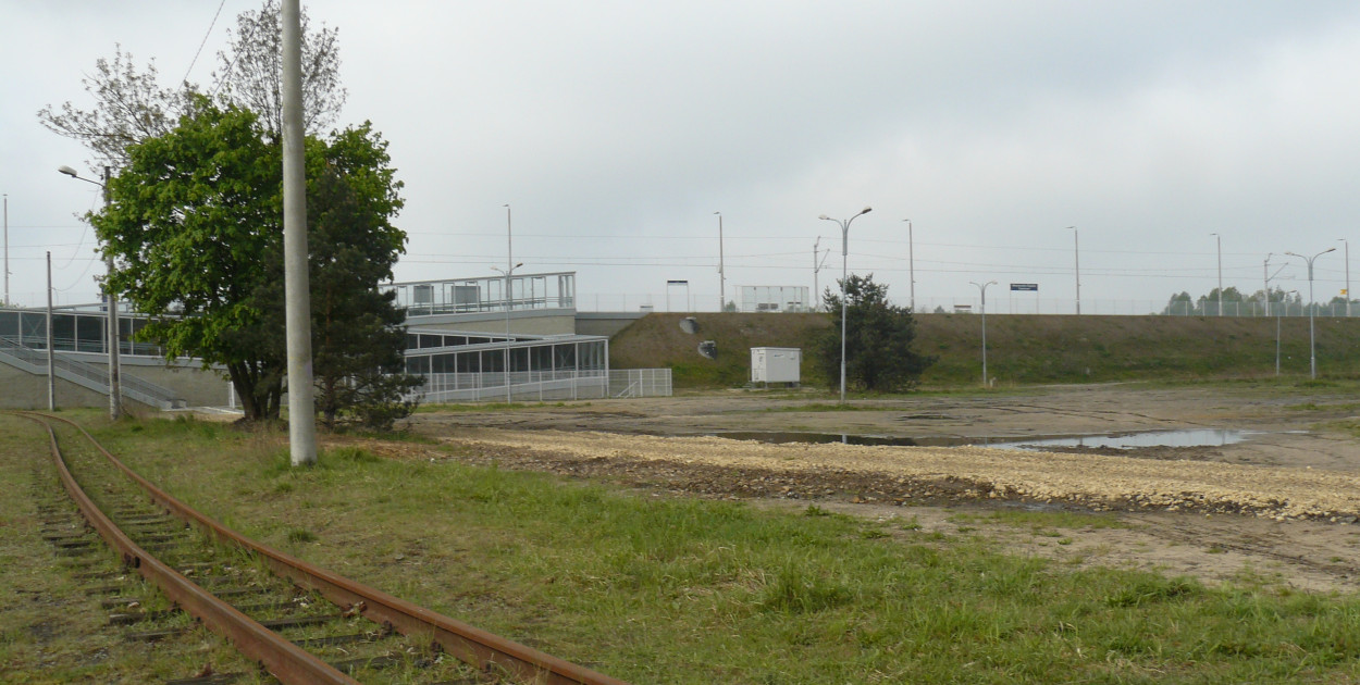 Centrum przesiadkowego ma powstać przy przystanku kolejowym i torach wąskotorówki. Fot. Agnieszka Reczkin