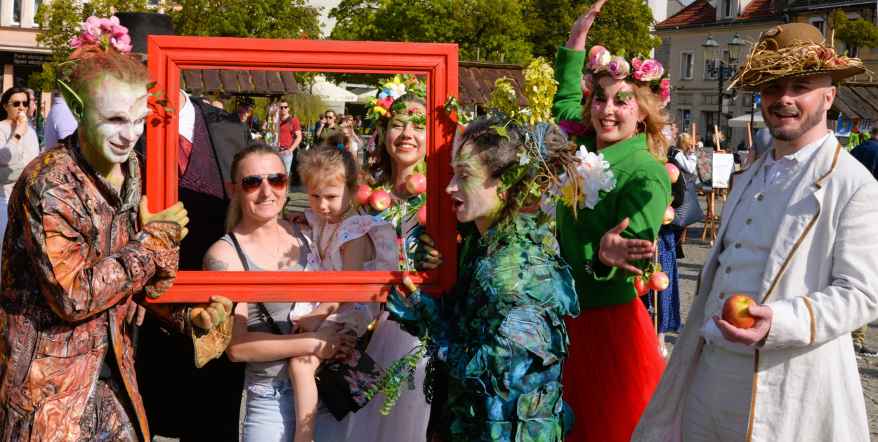 W ubiegłym roku podczas imprezy Wybory Pięknej z Rept można było sobie zrobić zdjęcie z aktorami teatru Lufcik na korbkę.  Fot. Jarosław Myśliwski