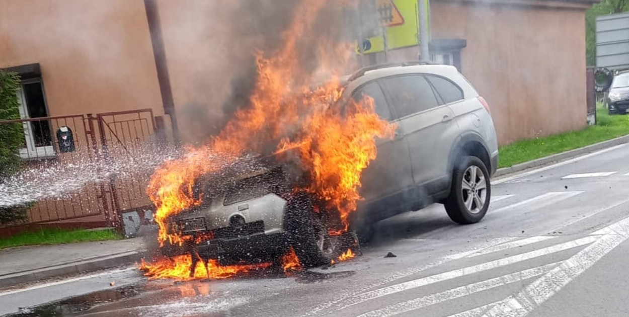 Auto w płomieniach. Gasili je strażacy z Tarnowskich Gór i Tworoga. Fot. OSP Tworóg